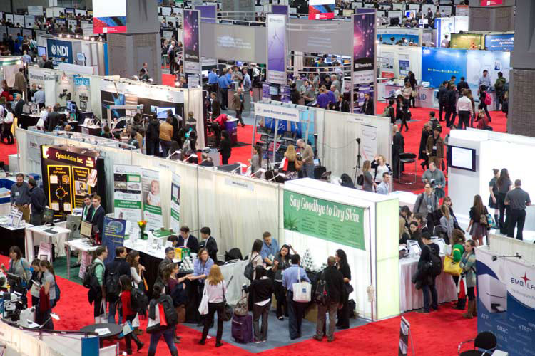 Attendees visit the exhibit hall at the SfN annual meeting.