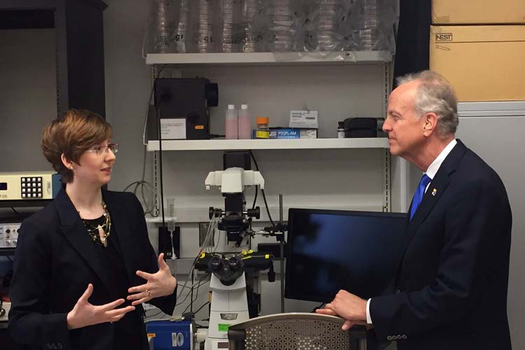 Early Career Policy Fellow Angela Pierce takes Senator Jerry Moran (R-KS) on a tour of her lab at the Kansas University Medical Center. 