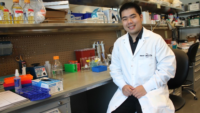 Duy Phan in the lab
