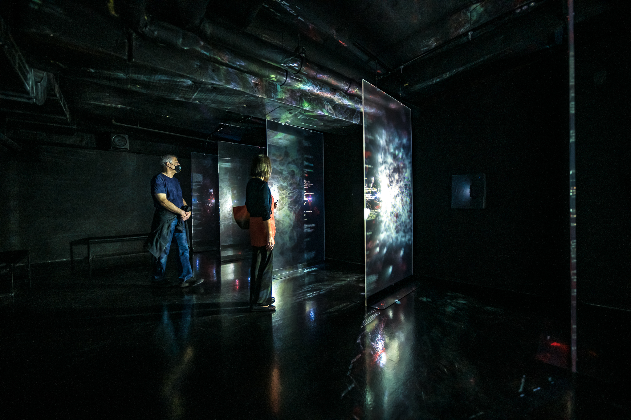 Image of two people observing a display that reflects how the brain reacts to stress.