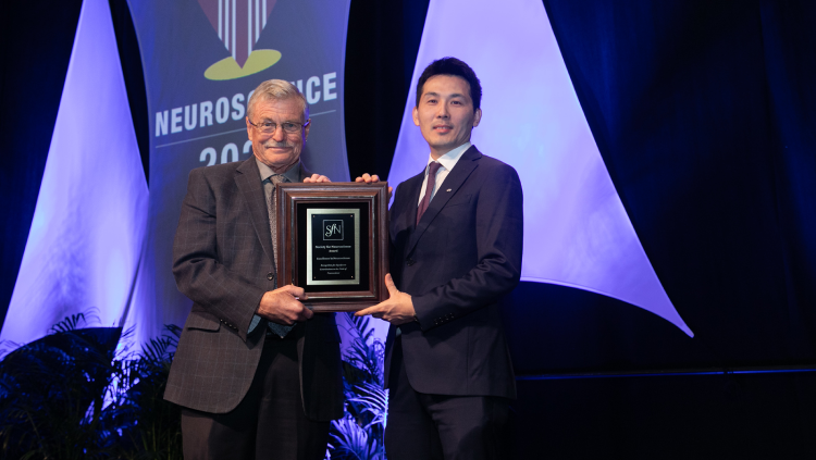 Yusuke Hirabayashi, PhD (right), of the University of Tokyo was awarded the Jennifer N. Bourne Prize in Brain Ultrastructure in 2023.