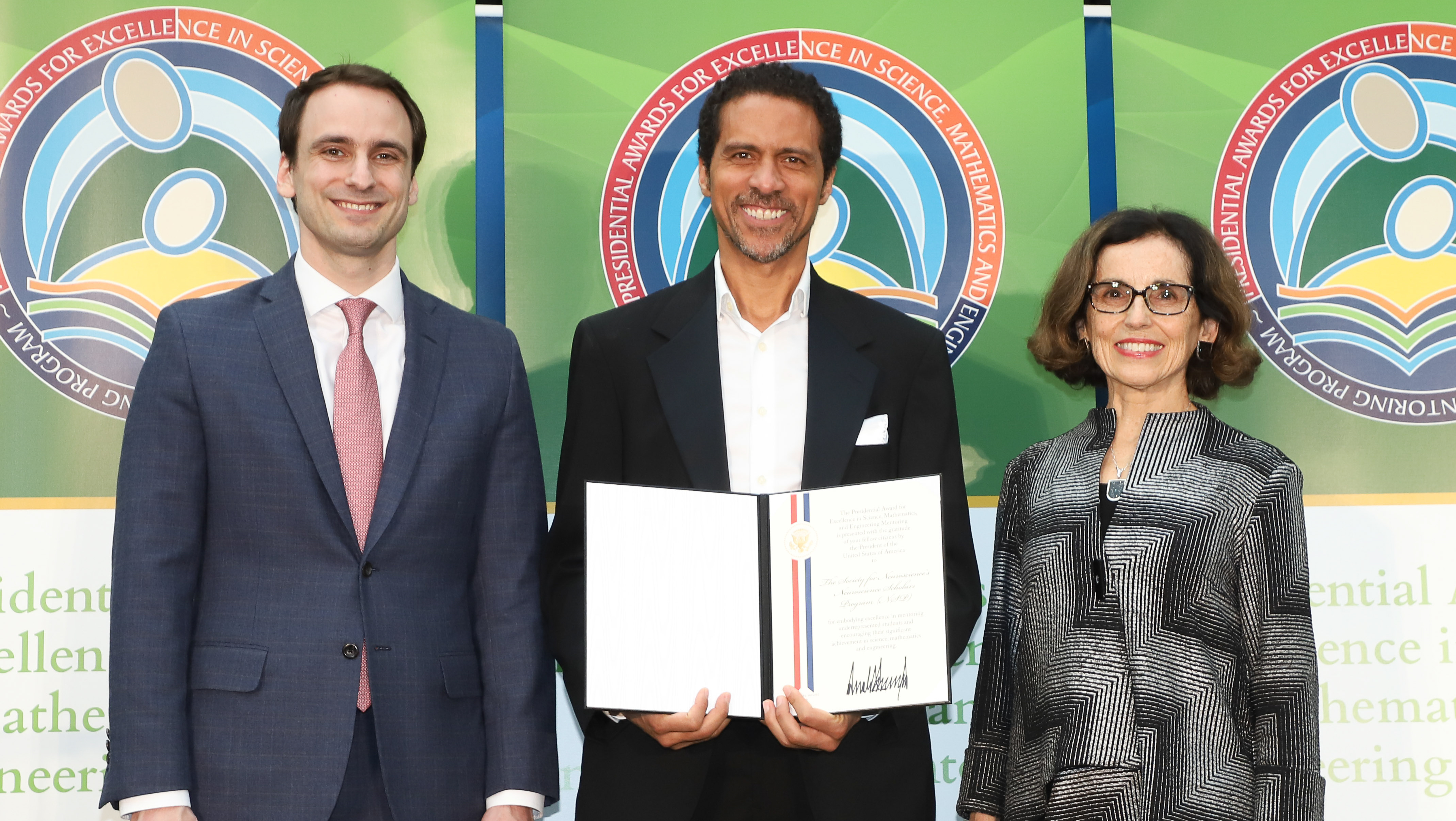 Erich Jarvis (c), NSF Director France A. Córdova (r)
