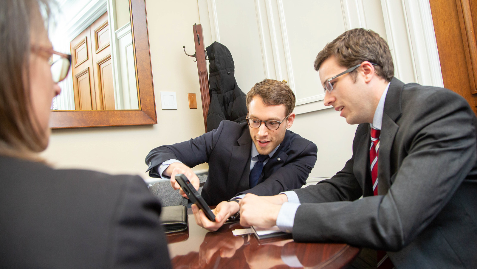SfN advocate Joe Luchsinger (left) shares a video of light sheet microscopy in a mouse brain with Congressional staff.