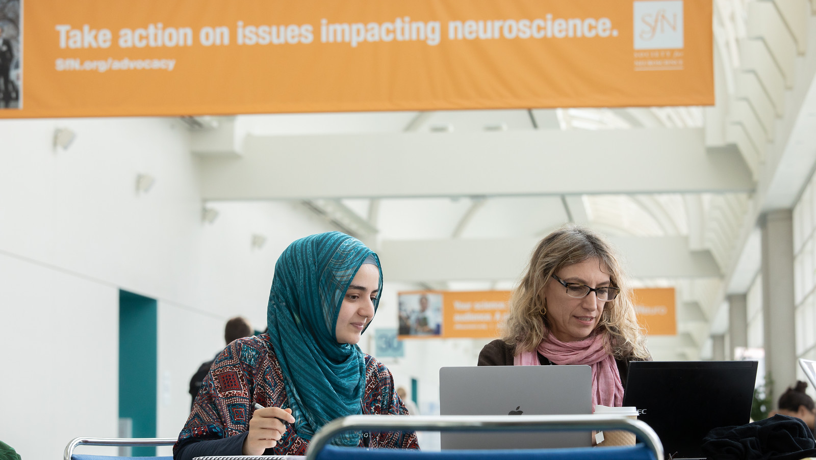 Attendees at Neuroscience 2018 catch up on work between sessions
