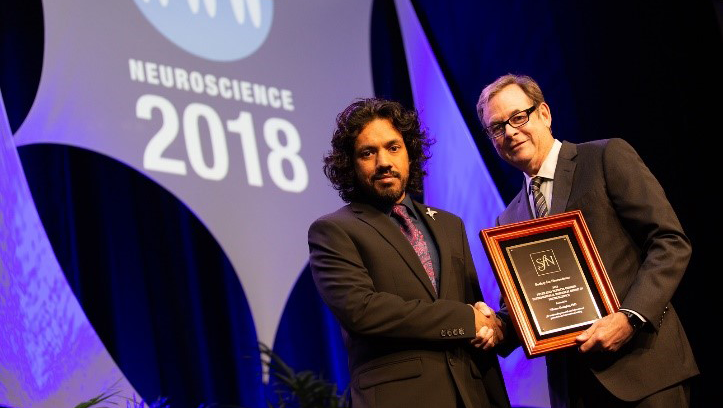 Vikram Gadagkar (left), PhD, of Cornell University, accepts the Peter and Patricia Gruber International Research Award from SfN President Richard Huganir