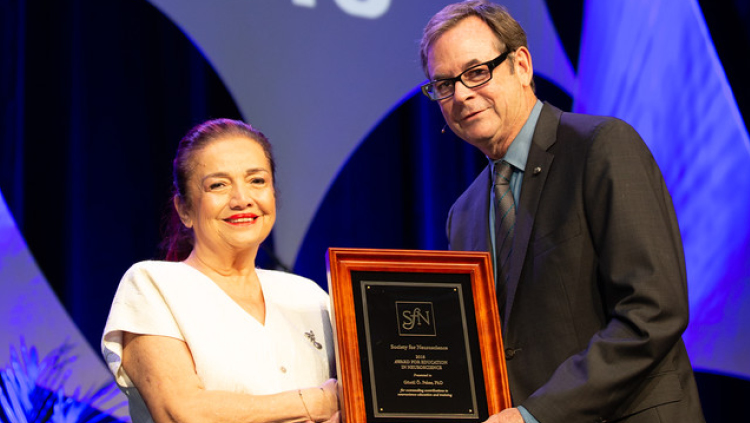 Gönül O. Peker, PhD, of the Ege University School of Medicine, accepts the Award for Education in Neuroscience.