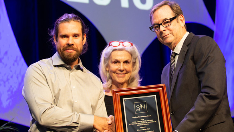 Johannes Kohl, PhD, of Harvard University, accepts the Peter and Patricia Gruber International Research Award.