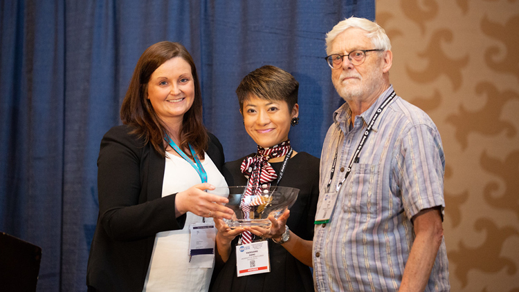 Yaoguang Jiang, PhD and Jon Kaas, PhD accept the Patricia Goldman-Rakic Hall of Honor on behalf of the late Vivien Casagrande, PhD, of Vanderbilt Medical School.