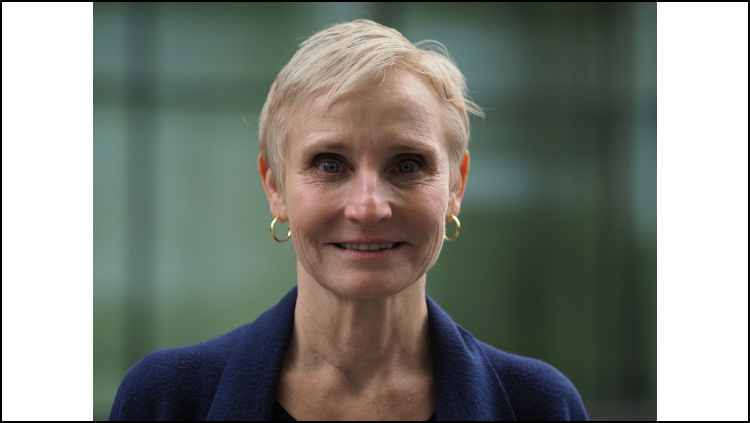 Photo headshot of Ellie Dehoney